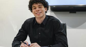 Efsane futbolcunun oğlu Real Madrid ile profesyonel sözleşme imzaladı