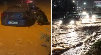 İzmir'de sağanak ve fırtına hayatı felç etti: Sel suları araçları sürükledi