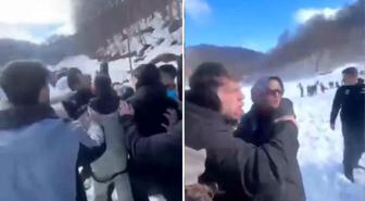 Çocuğunun yanında babasını dövdüler