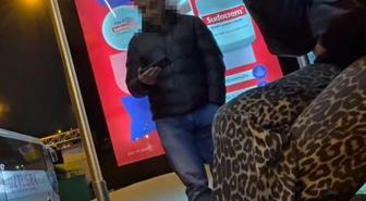 Otobüs durağında skandal görüntü: Karşısındaki kadınlara bakarak...