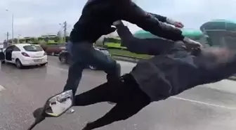 Trafikte film sahnelerini aratmayan uçan tekmeli kavga kamerada