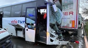 Kurtköy'de midibüs park halindeki TIR'a çarptı; 13 yaralı