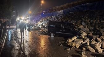 Hatay'da istinat duvarı park halindeki araçların üstüne devrildi