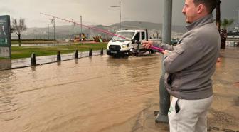 İzmir'de sağanak hayatı felç etti, oltasını kapan göle dönen yola attı