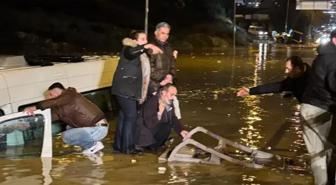 Aydın'da suya gömülen minibüsteki 20 yolcu kurtarıldı