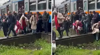 Esenler'de raydan çıkan metro nedeniyle yolcular tahliye edildi