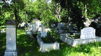 Ölülerden çalıp sattıklarıyla krallar gibi yaşamış! Rakam dudak uçuklatır