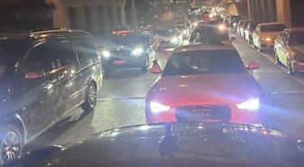 Tek bir nedeni var! Görüntüdeki trafik düğün konvoyu ya da asker uğurlaması için değil