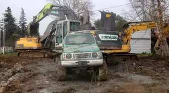 Sakarya'da fıkra gibi olay: Kurtarmaya gelen de battı