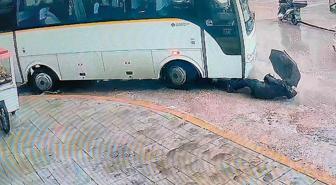 Servis minibüsünün çarpıp sürüklediği kadın yara almadan kurtuldu