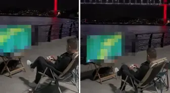 Köprü ve boğaz manzarasına karşı konsol oynadı