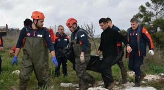 Dere üzerindeki köprüden geçen otomobil sele kapıldı: 2 ölü