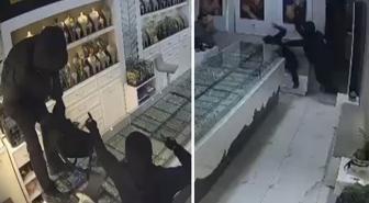 Kar maskesiyle dükkanı bastılar, çalışanı dövüp 1 kilo altınla kaçtılar