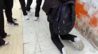 13 yaşındaki kız çocuğuna diz çöktürüp özür dilettiler