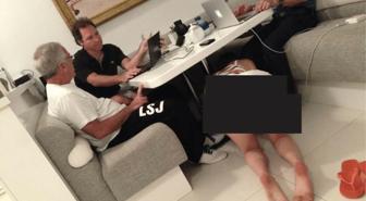 Skandal fotoğraf! Masanın altındaki bikinili kadın dikkatlerden kaçmadı