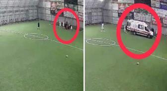 Halı sahada kalp krizi geçiren öğretmenin yere yığıldığı anlar kameralarda