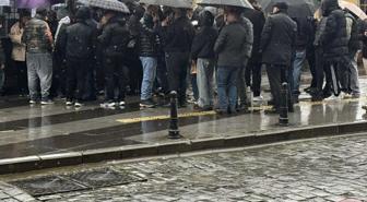 Yağmur çamur dinlemiyorlar! 14 Şubat'taki heyacan için sırada bekliyoarlar