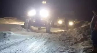 Tipi nedeniyle yolda mahsur kalan 30 kişi kurtarıldı