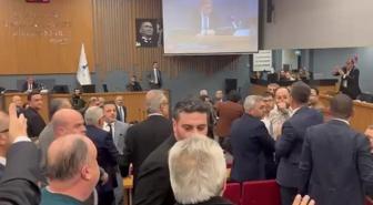 İzmir Büyükşehir Meclisi de karıştı, oturum tatil edildi