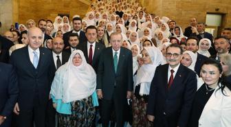 Erdoğan, Belediye Başkanı Güneş ile beraberindeki kadınlarla hatıra fotoğrafı çektirdi