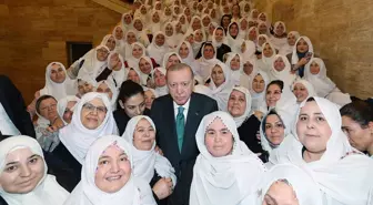 Erdoğan, Belediye Başkanı Güneş ile beraberindeki kadınlarla hatıra fotoğrafı çektirdi
