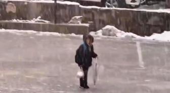 Kar altında İstiklal Marşı'nı okuyan çocuk yürekleri ısıttı