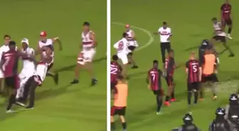 Taraftarlar sahaya girip futbolcularla yumruk yumruğa kavga etti