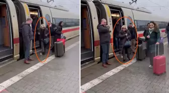 Berlin-Münih treninde sürpriz yolcu, Hillary Clinton toplu taşımayı tercih etti