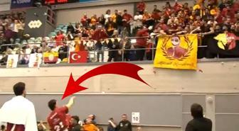 Galatasaray'ın yıldızı kendi taraftarına şişe fırlattı