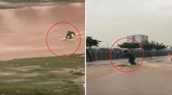 Suyla dolan caddede sörf yaptı