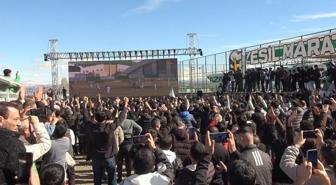 12 puan farkla liderler! Seyircisiz maçta dev ekran kuruldu, tam 7 gol attılar