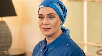 Özge Borak yeni yaşını mayolu pozlarıyla karşıladı