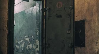 Annesinin cesedini yıllarca bodrumda saklayıp emekli maaşını yedi