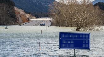 İki ili bağlayan yol günlerdir bu halde! Trafik levhaları bile suya gömüldü