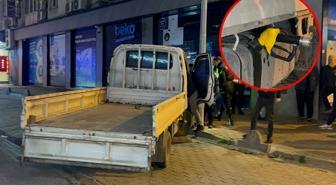 İstasyonda yakıt alırken polisi gördü, kaçarken direğe çarptı
