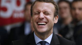 Muhabirle kafa bulmuştu! Bu fotoğraf Macron'u epey zora sokacak