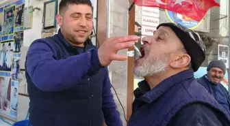 Günler sonra tezgahta görünce dayanamadı, çiğ çiğ ağzına attı