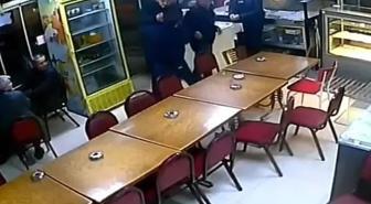 Kütahya'da çay evinde bıçaklı saldırı anı kamerada: 1 ağır yaralı