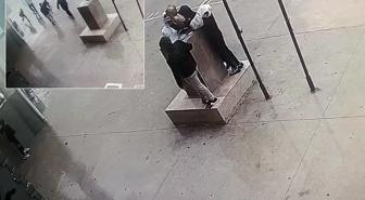 Görüntü Türkiye'den! Fırtına şiddetlenince Atatürk büstüne koştular