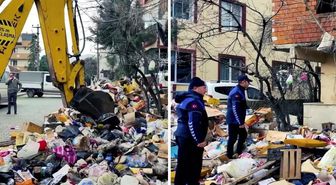 Kötü koku ihbarıyla gidilen evden 30 ton çöp çıktı