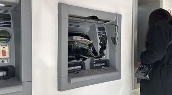 Ne yaptıysa olmadı, para çekemeyince ATM'ye saldırdı