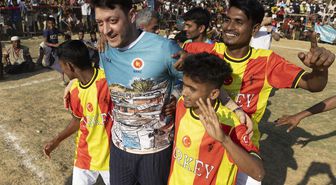 Mesut Özil, Arakanlı Müslümanlarla maç yaptı