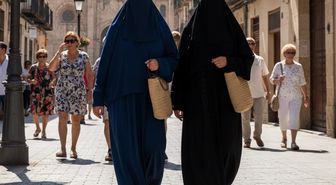 İspanya'da aşırı sağın girişimiyle bazı belediyelerde burka ve peçe yasaklandı