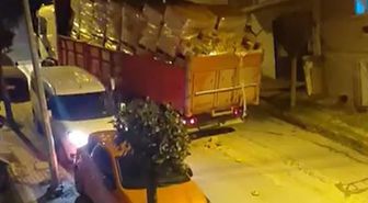 Aşırı yüklü kamyon kayarak iki aracı biçti; o anlar kamerada