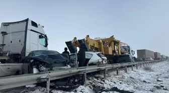 Erzurum'da çok sayıda aracın karıştığı zincirleme trafik kazası meydana geldi