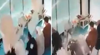 Camide cemaatin üzerine asma tavan parçaları düştü
