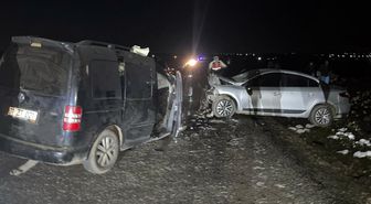 Diyarbakır'da iki otomobil çarpıştı: 5 ölü, 2 yaralı
