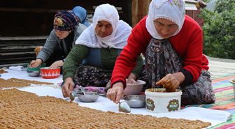 Bu tatlı sadece bir mahallede var! Yazın bin bir zahmetle yapılıyor, kışın afiyetle yeniyor