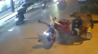 Adana'da 2 motosiklet çarpıştı: Kaza anı kamerada