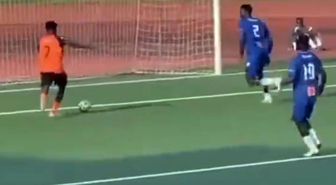 Boş kaleye gol atamayınca kendi takım arkadaşlarından dayak yedi